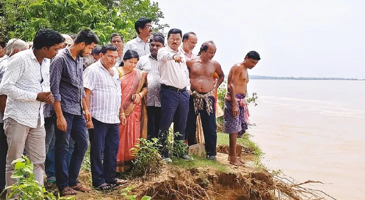 সুবর্ণরেখার গ্রাসে নয়াগ্রামের কৃষি জমি, নদী এগচ্ছে জনবসতির দিকে