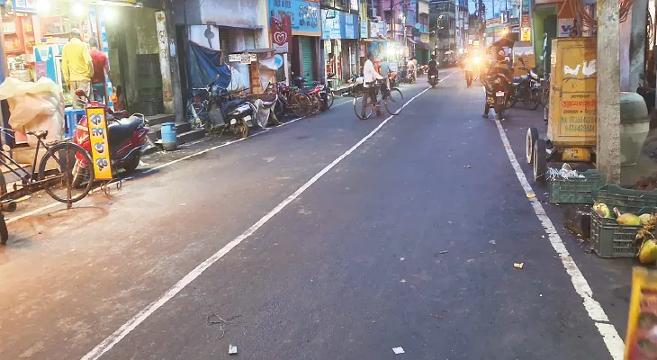 যানজট আটকাতে বিষ্ণুপুর শহরে রাস্তার ধারে আঁকা ‘লক্ষ্মণরেখা’, টপকালেই গুনতে হবে হাজার টাকা জরিমানা
