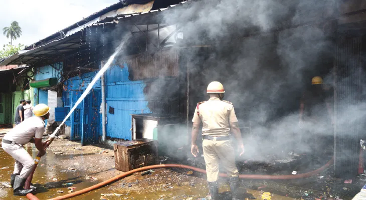 ক্ষতিগ্রস্তদের জন্য অস্থায়ী দোকান গড়ার তোড়জোড়, শুরু হল সাফাই