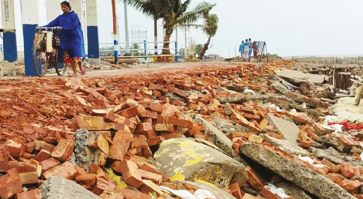 প্রবল ঢেউয়ের দাপট, রাস্তা ভাঙল গঙ্গাসাগর বিচের