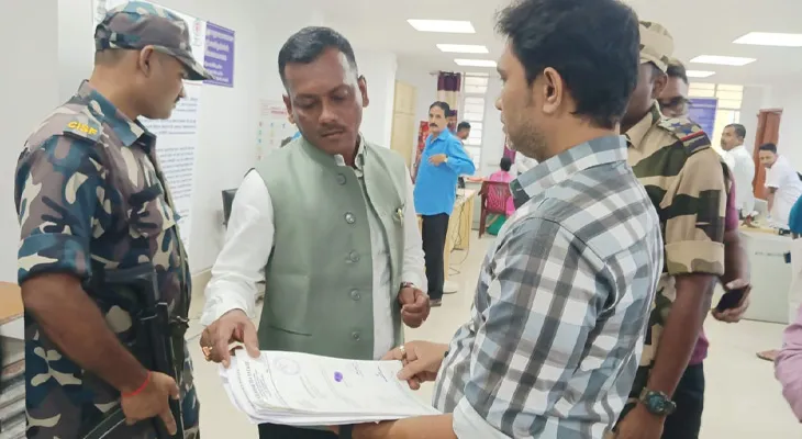 চা শ্রমিকরা পাচ্ছেন না পিএফ-এর টাকা! কমিশনারের অফিসে গেলেন মনোজ টিগ্গা