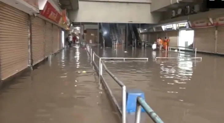 ব্যাপক বৃষ্টি, জলমগ্ন সুরাতের টেক্সটাইল মার্কেট