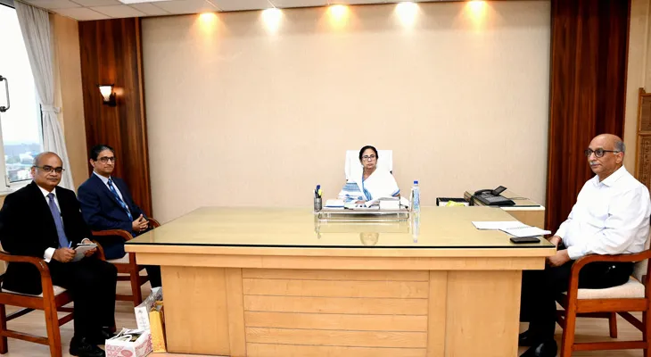 নবান্নে মুখ্যমন্ত্রী মমতা বন্দ্যোপাধ্যায়ের সঙ্গে নয়াদিল্লিতে নবনিযুক্ত বাংলাদেশের হাইকমিশনার এম রিয়াজ হামিদুল্লার বৈঠক, রয়েছেন মুখ্যসচিব মনোজ পন্থও