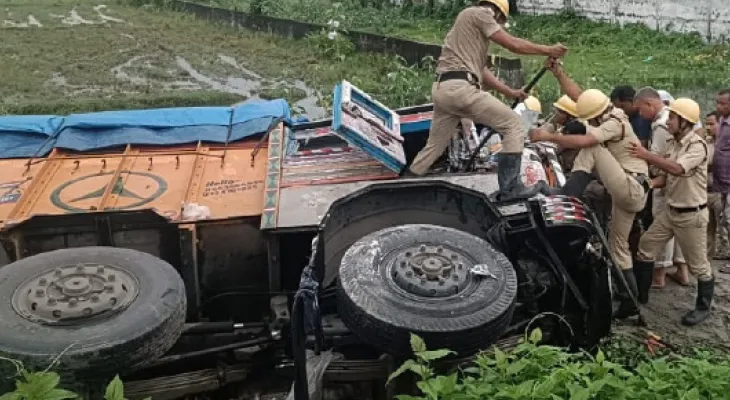 নয়ানজুলিতে পড়ল লরি, কেবিনে ড্রাইভার-খালাসি