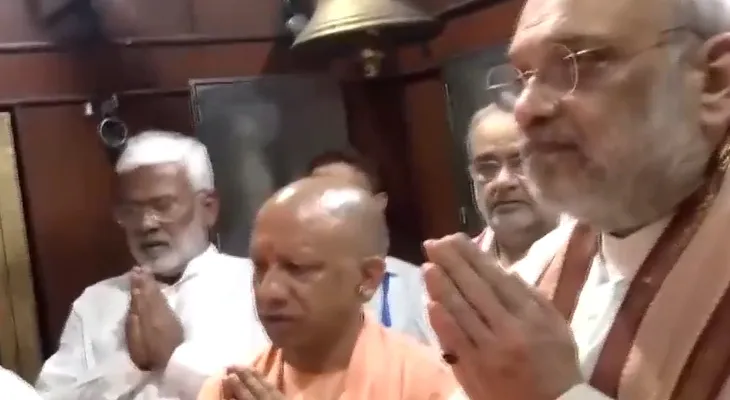 বারাণসীতে কাল ভৈরব মন্দিরে পুজো দিলেন অমিত শাহ ও যোগী আদিত্যনাথ