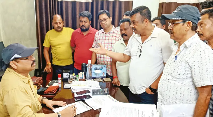 বকেয়া টাকা না পেয়ে রায়গঞ্জে জনস্বাস্থ্য কারিগরি দপ্তরের কাজ বন্ধ ঠিকাদারদের