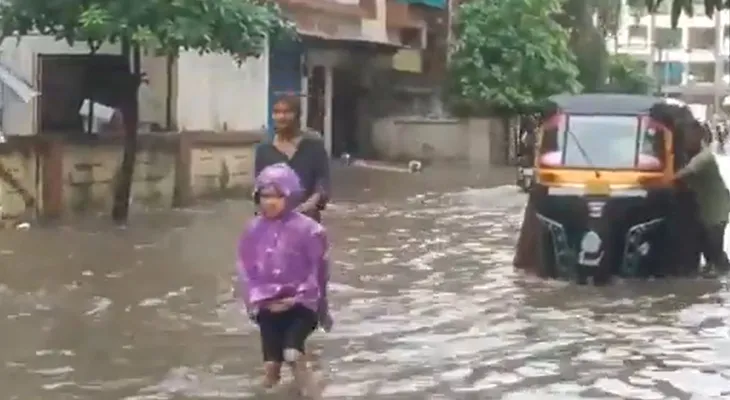 ভারী বৃষ্টিতে জলমগ্ন সুরাতের একাধিক জায়গা, বন্ধ স্কুল