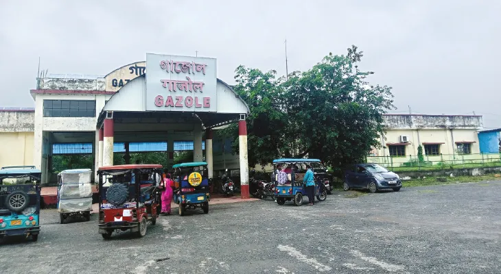 গাজোল রেলস্টেশন চত্বরে যানবাহন নিয়ে ঢুকলেই নেওয়া হচ্ছে পার্কিং ফি, ক্ষোভ