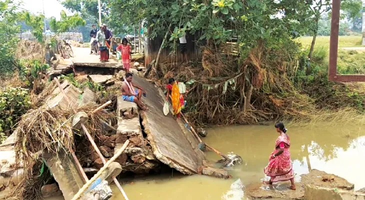 বন্যার জলে ভেঙেছে সেতু, যোগাযোগ বিচ্ছিন্ন, দুর্ভোগে কয়েক হাজার মানুষ