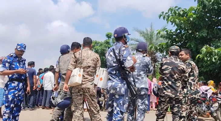 মুর্শিদাবাদের বড়ঞায় মহিষগ্রামে রাজ্য সড়ক অবরোধ