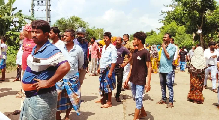 অভিযুক্তদের গ্রেপ্তারের দাবিতে রাস্তায় দু’ঘণ্টা দেহ ফেলে রেখে অবরোধ, দুর্ভোগ