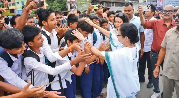 সড়কপথে দীঘায় মুখ্যমন্ত্রী, কাঁথিতে জনস্রোত