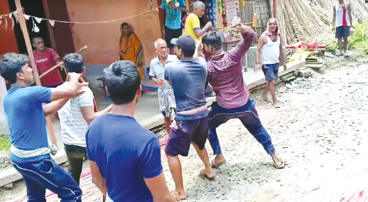 রাস্তা নির্মাণকে কেন্দ্র করে ঠিকাদার সংস্থার শ্রমিক ও স্থানীয়দের সংঘর্ষ