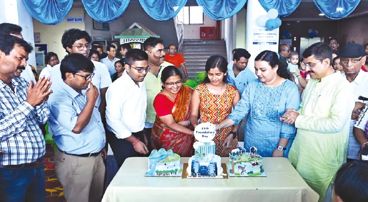 ডুয়ার্সকন্যায় কেক কাটলেন জেলাশাসক আলিপুরদুয়ার জেলার জন্মদিনের পালন