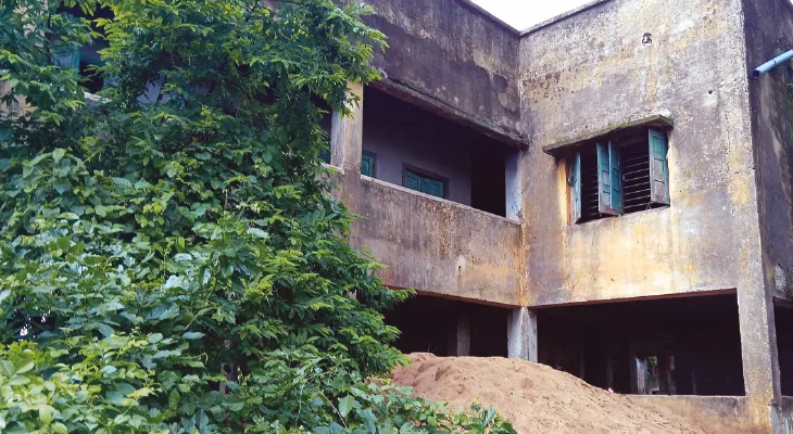 কাটোয়ায় ফ্লাড শেল্টারেই চলছে মুদির দোকান, হুড়মুড়িয়ে ভেঙে পড়ার আশঙ্কা