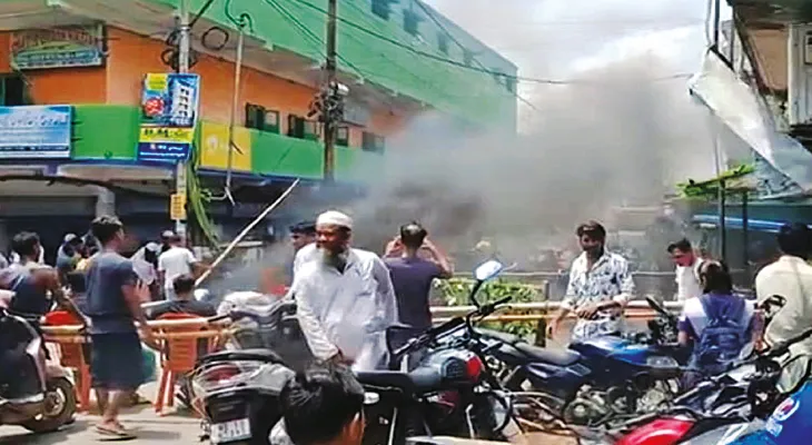 ভাঙাচোরা রাস্তা জল জমে বেহাল, চট্টায়  কারবালা রোডে টায়ার জ্বালিয়ে বিক্ষোভ