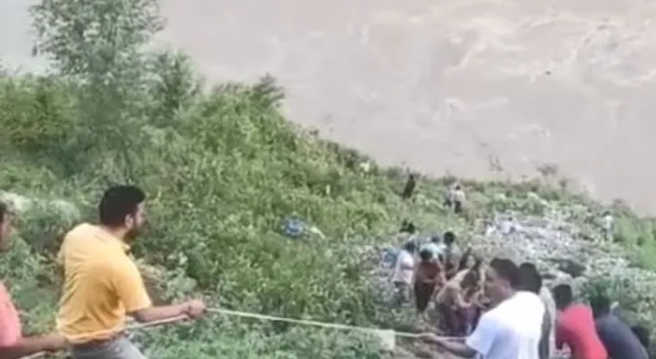 নিয়ন্ত্রণ হারিয়ে নদীতে পড়ল যাত্রীবাহী বাস, মৃত ২