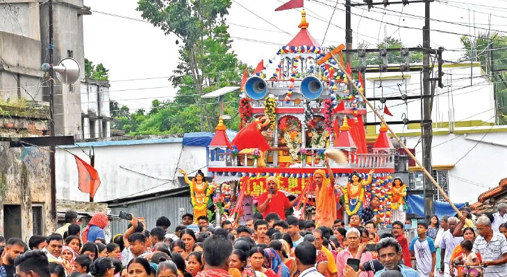 শান্তিপুরের হরিপুরে উন্মাদনা, হস্তচালিত তাঁতের যন্ত্রপাতি দিয়ে তৈরি মনসাতলার রথ