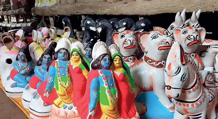 প্লাস্টিকের খেলনা রমরমা, রথে মাটির পুতুলেই বাজিমাত দাঁইহাটের মৃৎশিল্পীদের
