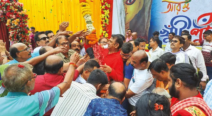 শান্তি ভারতী পরিষদের এবারের থিম ভৈরবলোক, খুঁটিপুজোয় নজর কাড়লেন মহিলা ঢাকিরা
