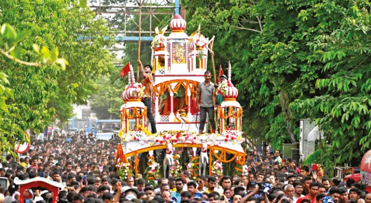 রথের দড়ি টানলেন কয়েক হাজার পুণ্যার্থী, মাসির বাড়ি এলেন মদনমোহন দেব