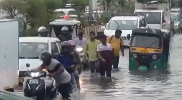 ব্যাপক বৃষ্টি, জলমগ্ন উত্তরপ্রদেশের নয়ডার একাধিক এলাকা