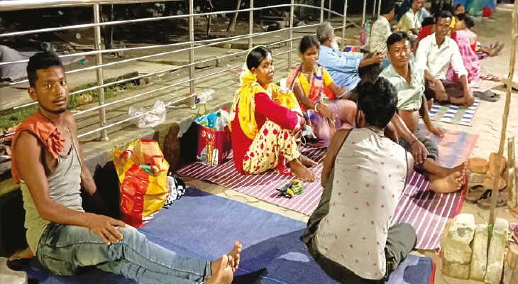 মেডিক্যালে খোলা আকাশের নীচে রাত কাটাতে হয় রোগীর পরিজনদের