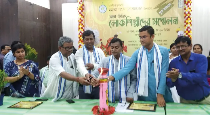 আজ, রবিবার পূর্বস্থলী ১ নং ব্লকের নজরুল মঞ্চে অনুষ্ঠিত হল পূর্ব বর্ধমান জেলার লোকশিল্পী সম্মেলন, উপস্থিত ছিলেন মন্ত্রী স্বপন দেবনাথ, জেলা পরিষদের কর্মাধ্যক্ষ শান্তনু কোনার সহ আরও অনেকে