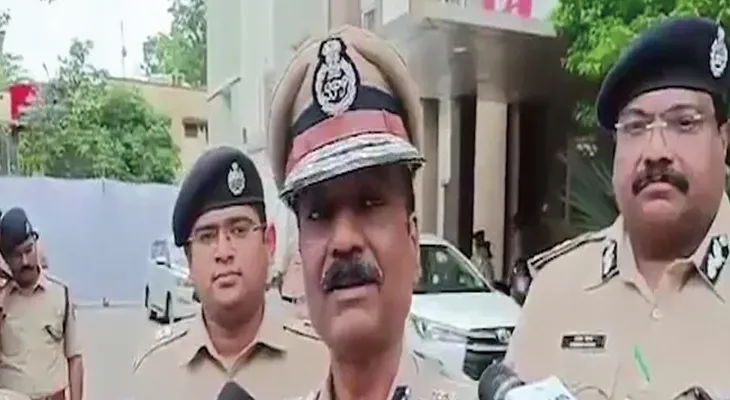 ইন্টারনেট, মোবাইল ফোনের জন্যই দেশে ধর্ষণের মতো ঘটনা বাড়ছে, আজব দাবি মধ্যপ্রদেশের ডিজির
