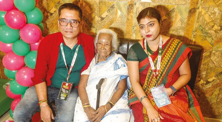 বয়স ৮৬, লাঠি ঠুকঠুক করে এখনও মাঠে খেলা দেখতে যান বউবাজারের শান্তিদেবী, সেরা সমর্থক পুরস্কার দিল মোহনবাগান