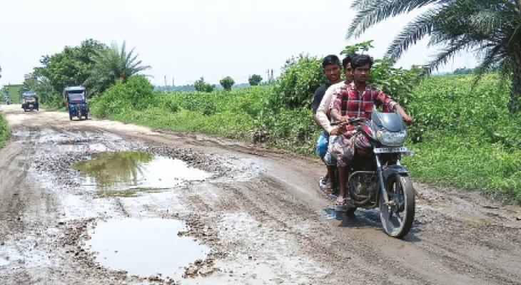 বারাসত ২ ব্লকে বেহাল রাস্তায় ঝুঁকির যাতায়াত, বাড়ছে ক্ষোভ