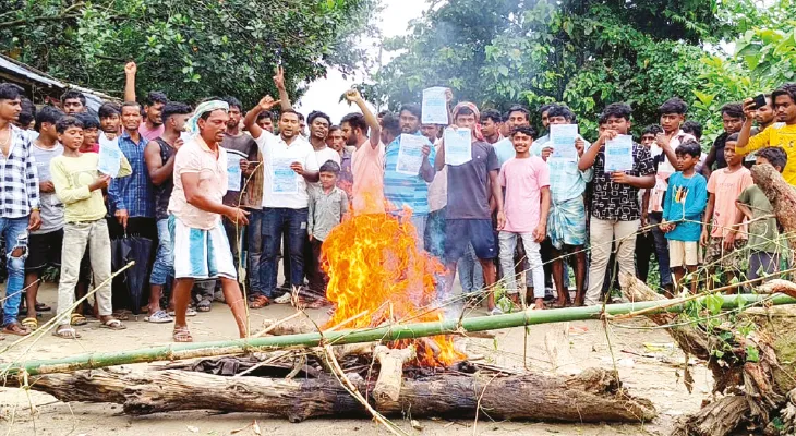 ইসলামপুরের ডাঙ্গাপাড়ায় সেতুর দাবিতে পথ অবরোধ, আগুন জ্বালিয়ে বিক্ষোভ