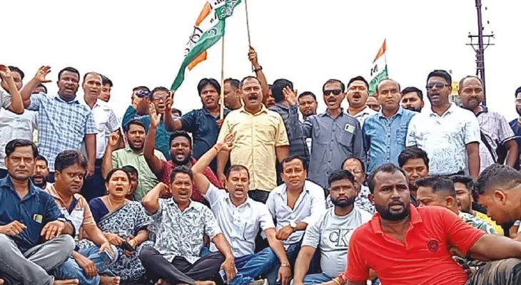 তৃণমূল বুথ সভাপতির বাবাকে তুলে নিয়ে গিয়ে মারধর, রাস্তা অবরোধ, পুণ্ডিবাড়িতে ধৃত বিজেপি কর্মী