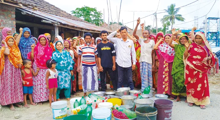 পাইপ বসলেও ট্যাপ নেই, জল না পেয়ে রাস্তা আটকে বিক্ষোভ
