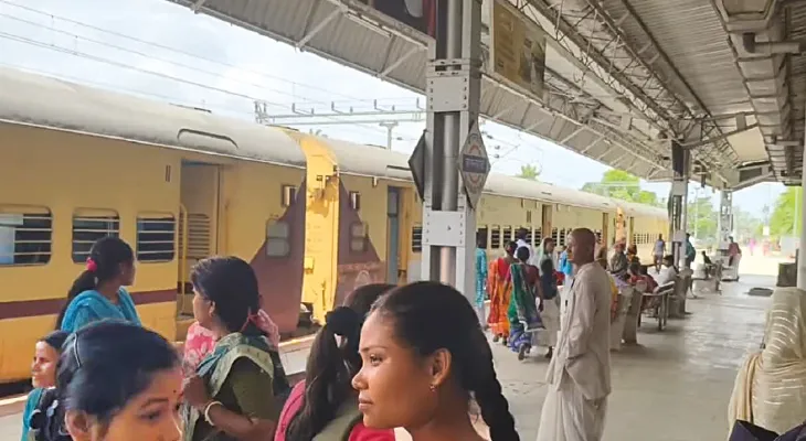 বামনহাট-শিলিগুড়ি ইন্টারসিটি এক্সপ্রেসের কামরায় সমস্যা, স্টেশনে বিক্ষোভ যাত্রীদের