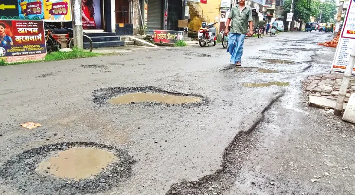 ১২টি রাস্তা বেহাল! জমা জলের দুর্ভোগ এড়াতে নিকাশি উন্নয়ন জরুরি, পোর্টকে চিঠি পুরসভার