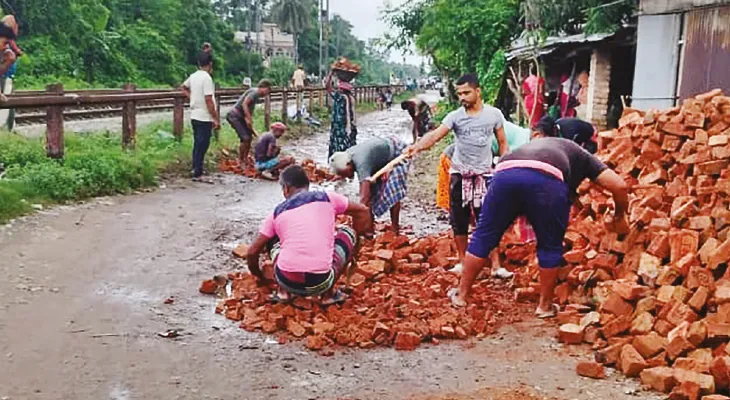 বিক্ষোভের জের, ভাসিলা স্টেশনে  যাওয়ার রাস্তা সংস্কার করল রেল