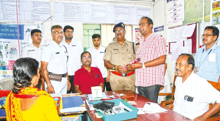 হাসপাতালে চিকিৎসকদের ফুল দিলেন পুলিস আধিকারিকরা