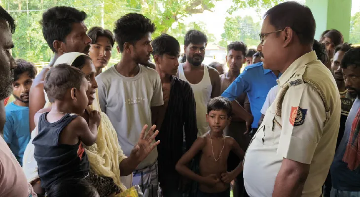 গল্পে মশগুল সহায়িকারা, পড়াশোনা লাটে, বিক্ষোভ