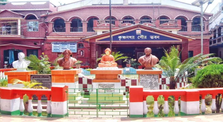 কৃষ্ণনগর পুরসভায় পরিষেবা সচল রাখতে বৈঠক করলেন জেলাশাসক