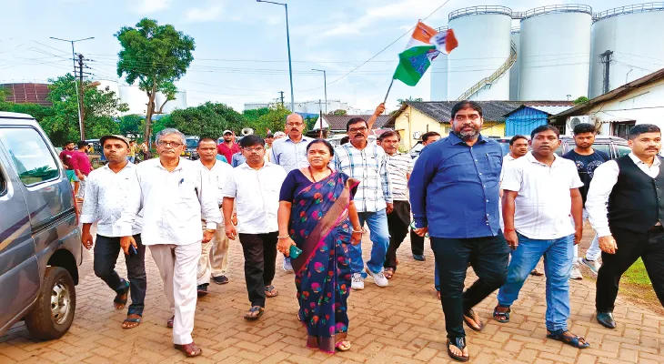ছাঁটাই শ্রমিকদের পুনর্বহালের দাবিতে বিধায়কের নেতৃত্বে আন্দোলন বন্দরে