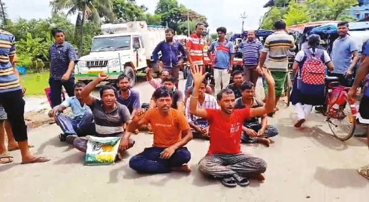 আড়াই ঘণ্টা রাস্তা অবরোধ ও বিক্ষোভে উত্তপ্ত পাথরপ্রতিমা