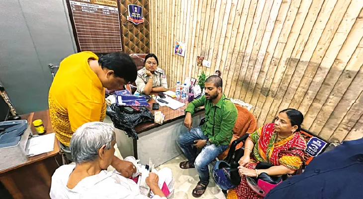 ক্যাবে ফেলে আসা দেড় লক্ষ টাকা ফিরে পেলেন সত্তরোর্দ্ধ