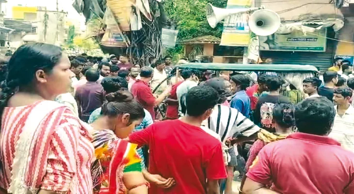 লেভেল ক্রসিংয়ের দাবিতে রেল অবরোধ, ট্রেন বন্ধে তীব্র দুর্ভোগ