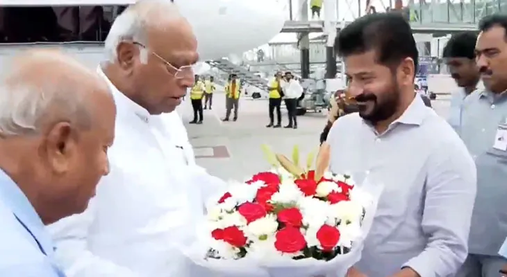 হায়দরাবাদে পৌঁছলেন কংগ্রেস সভাপতি মল্লিকার্জুন খাড়্গে