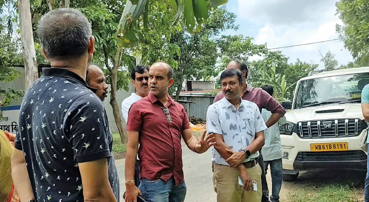 রাস্তা না থাকায় কাটনায় স্কুল ভবন কাজে লাগছে না, পরিদর্শনে কর্তারা