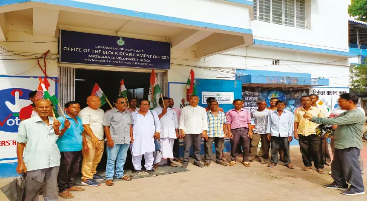 কোটি টাকার রাস্তার কাজে অনিয়ম বিডিও অফিসে বিক্ষোভ কিষান কংগ্রেসের