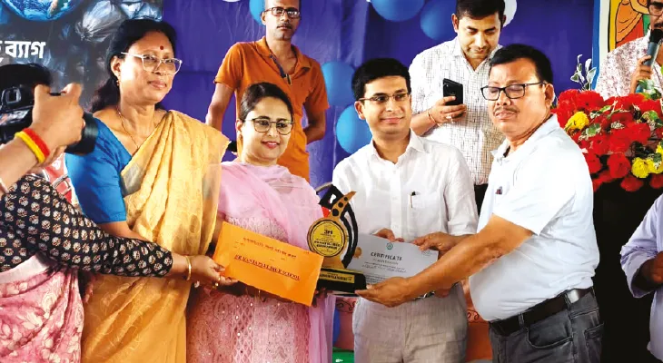 ২৫ হাজার কেজি প্লাস্টিক বর্জ্য তুলে দিল পড়ুয়ারা, পুরস্কৃত করল প্রশাসন