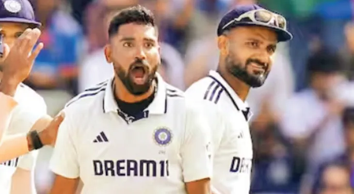 একে অপরের পিঠ চাপড়ালেন সিরাজ ও আকাশ