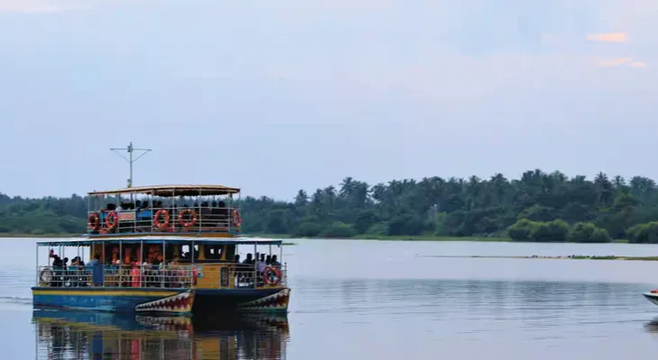 নেই ফেরিঘাট, কোমর-জল পেরিয়ে আসতে হচ্ছে পাড়ে